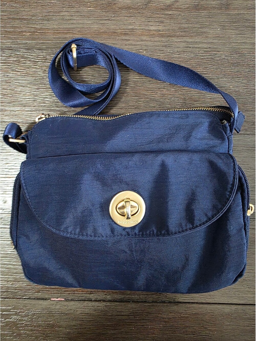 Baggallini Navy Blue Calais Crossbody Bag with Gold Turnlock Closure EUC